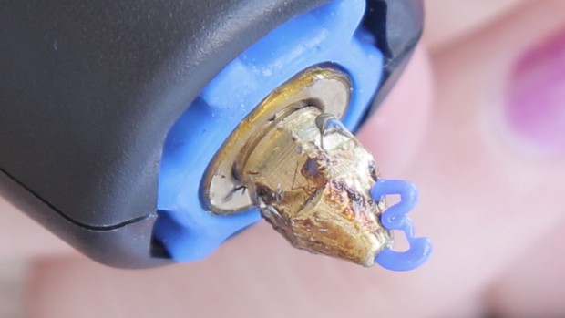 Kunststoff bleibt oft an der Spitze kleben.